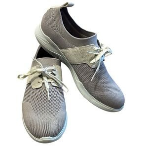 Munro Sandi knit sneakers in a gray/dusty lilac color pull on size 8